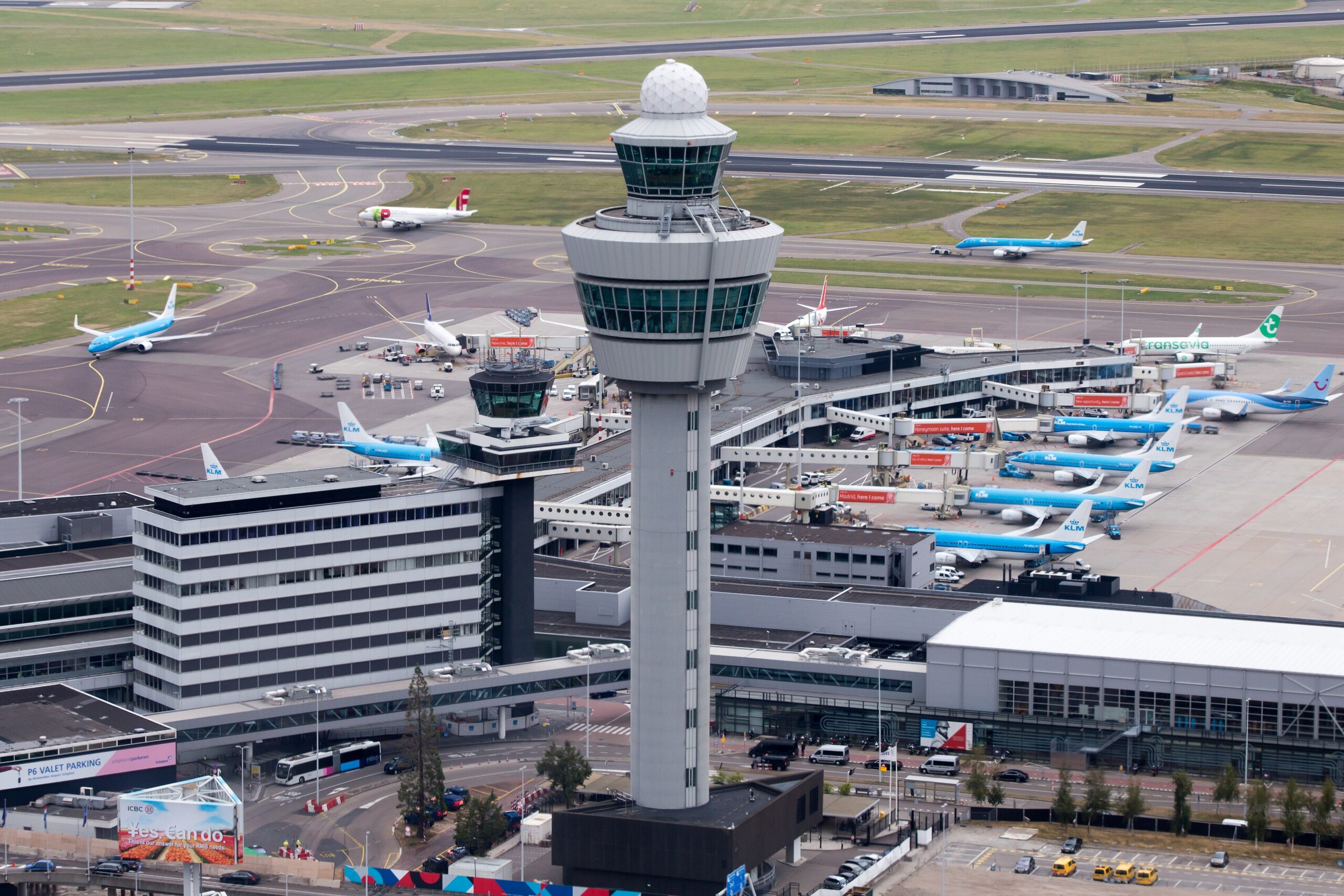 Amsterdam Schiphol Airport Guide: Transportation, Facilities, and Layover Tips