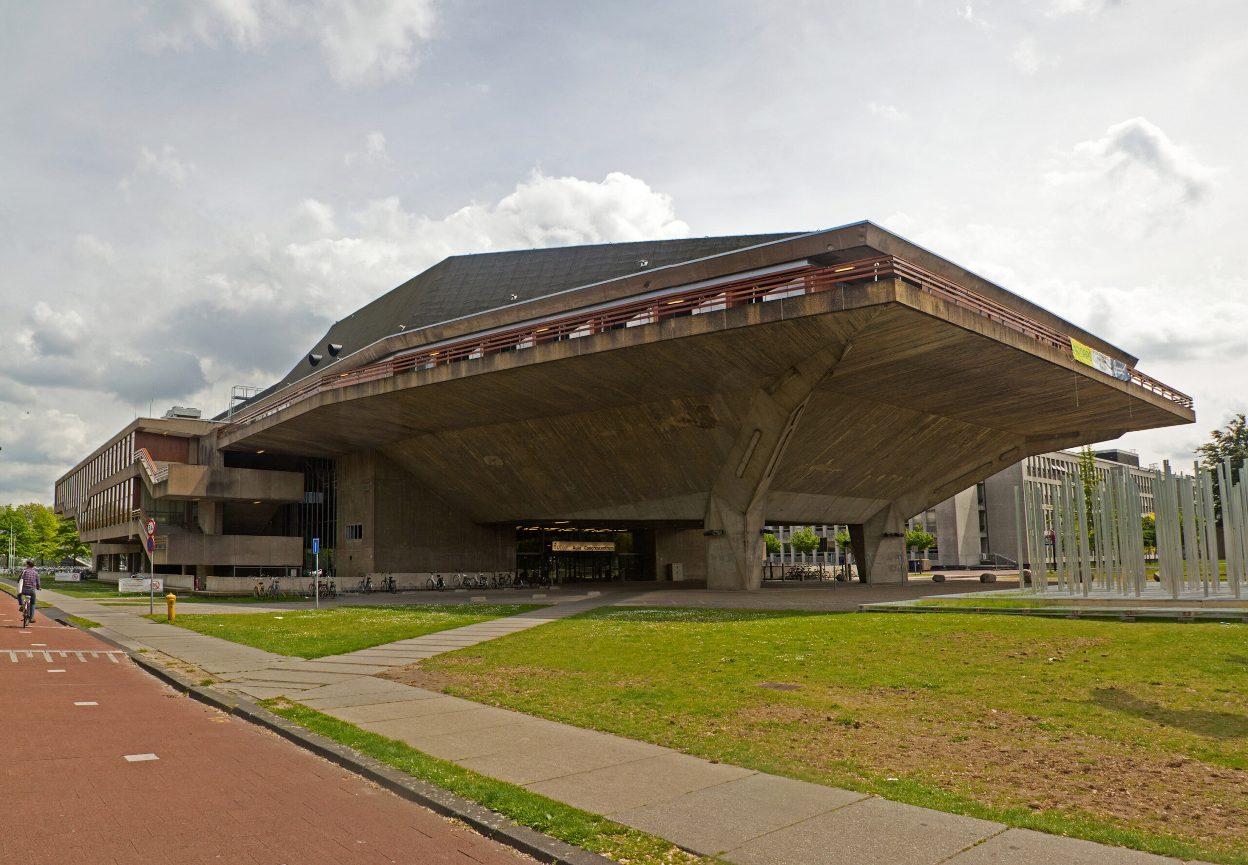 Delft University of Technology, review of living cost